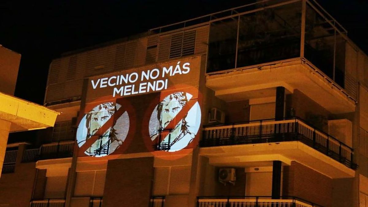 “Vecino, no más Melendi”: El 'aviso' en una fachada de Sevilla “Vecino, no más Melendi”: El 'aviso' en una fachada de Sevilla
