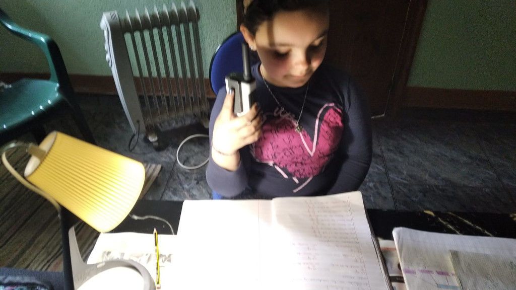 Elia, otra alumna, corrigiendo los ejercicios