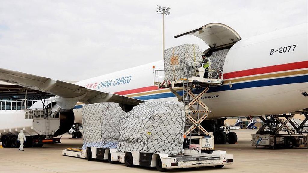 Diez días después Ayuso anuncia que esta tarde llega el primer avión prometido con material sanitario Diez días después Ayuso anuncia que esta tarde llega el primer avión prometido con material sanitario
