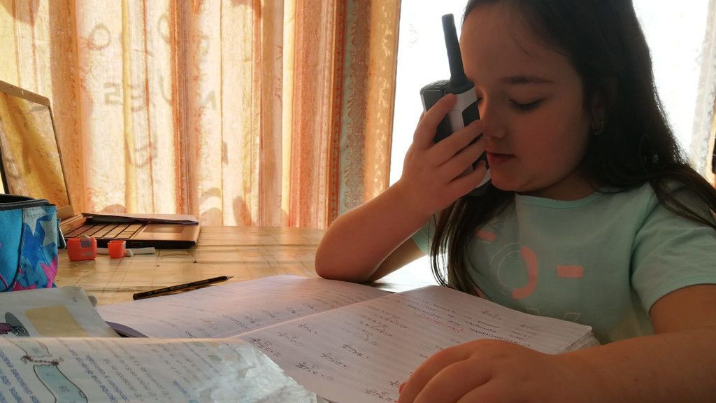 Sheila, una alumna, resolviendo un problema de matemáticas