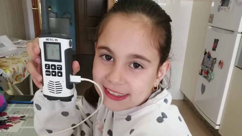 Claudia, una de las alumnas, con el aparato de radiofrecuencia
