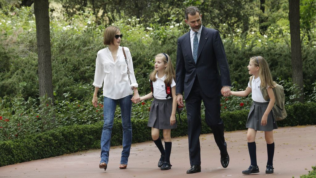 Felipe, Letizia y sus hijas pasean por las inmediaciones de Zarzuela