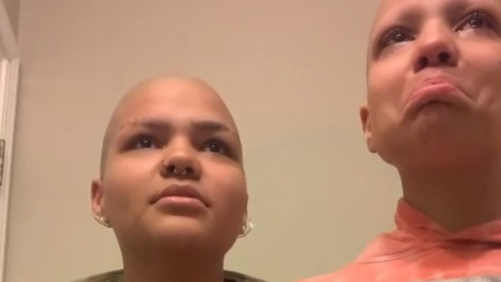 Se afeita las cejas en Instagram en solidaridad con su hermana afectada por el cáncer Se afeita las cejas en Instagram en solidaridad con su hermana afectada por el cáncer