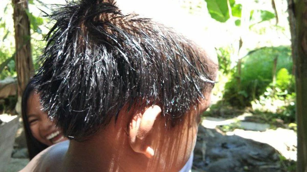 Padre del año: le hace a su hijo un corte de pelo ridículo para que se quede en casa durante la cuarentena