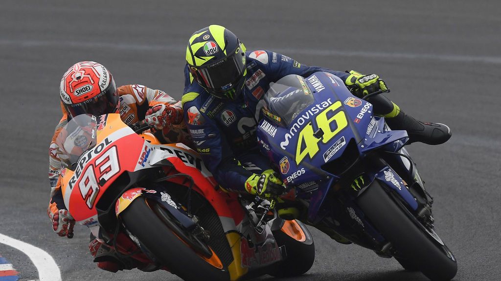 Marquez y Rossi compitiendo durante una carrera de Moto GP