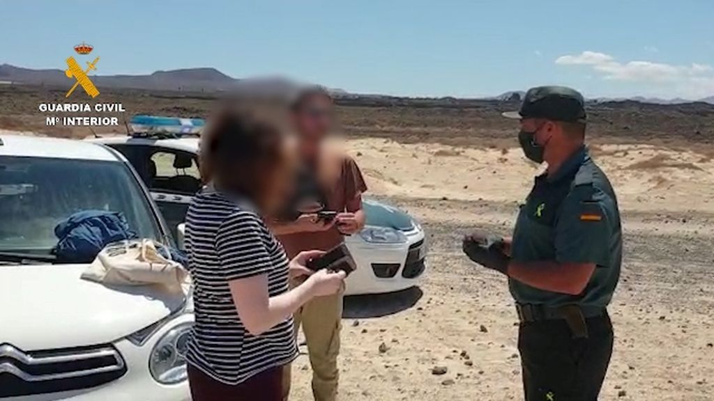 La Guardia Civil denuncia a una pareja por incumplir el confinamiento paseando por la playa La Guardia Civil denuncia a una pareja por incumplir el confinamiento paseando por la playa