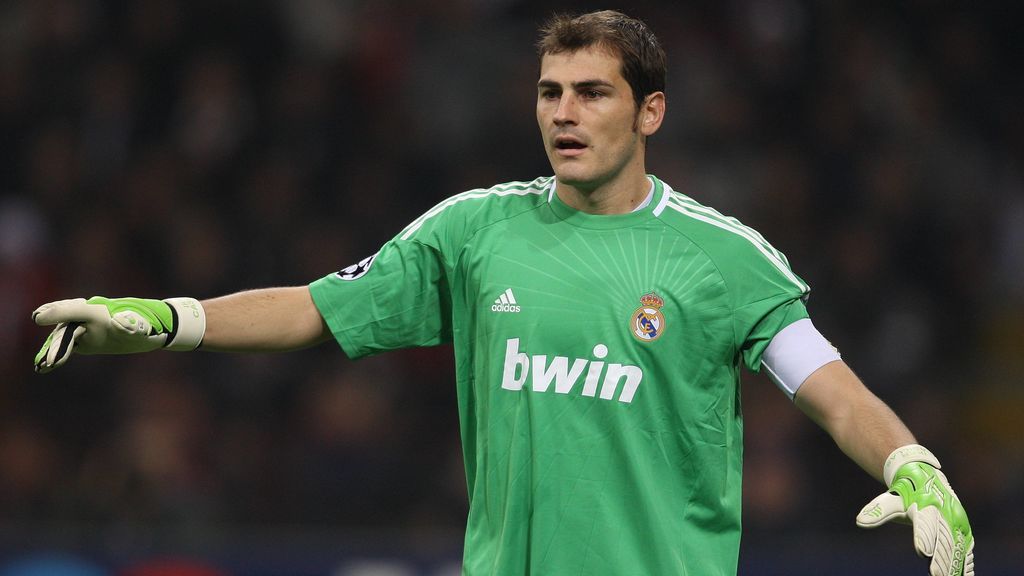 Iker Casillas jugando con la camiseta del Real Madrid