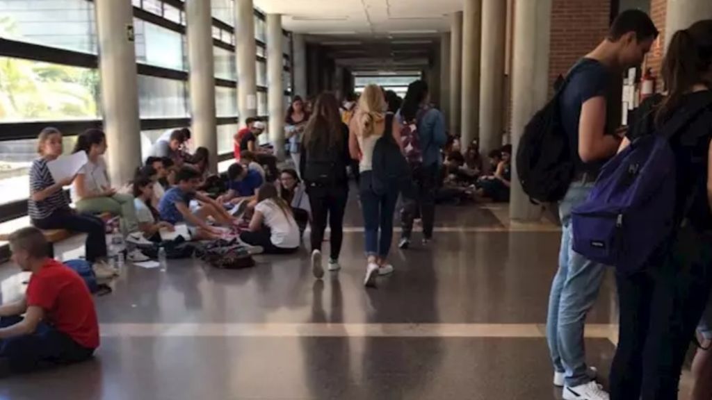 Universitarios en los pasillos antes de que dejaran de ir a las clases