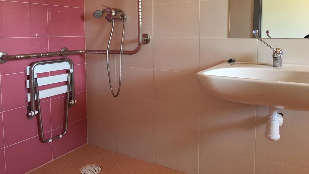 Uno de los cuartos de baño de las habitaciones de la nueva residencia.