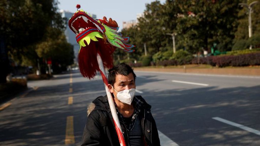 Un hombre camina por una calle vacía en China