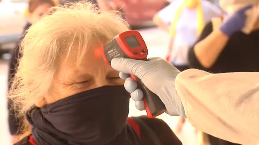 Un supermercado de Torrevieja toma la temperatura a sus clientes en la entrada