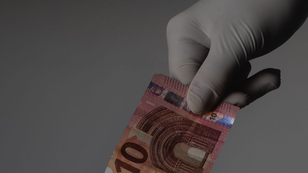 people-exchanging-money-3959485 people-exchanging-money-3959485