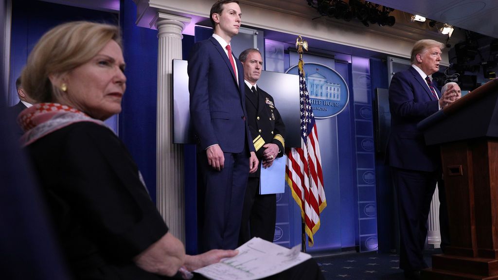 Trump invoca la Ley de Producción de Defensa para "asegurar" la producción de respiradores Trump invoca la Ley de Producción de Defensa para "asegurar" la producción de respiradores