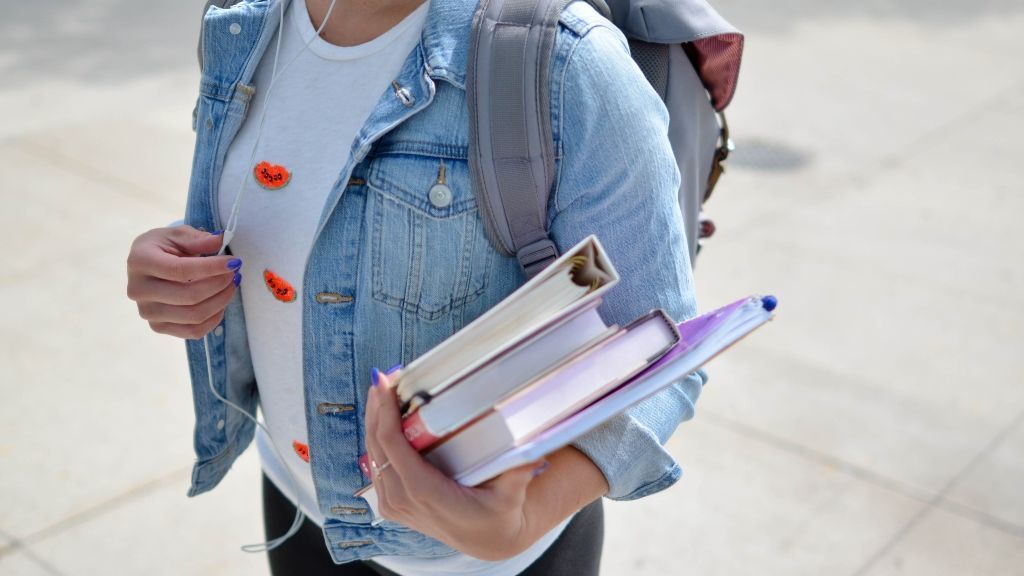 Una estudiante yendo a clase antes de establecerse la cuarentena