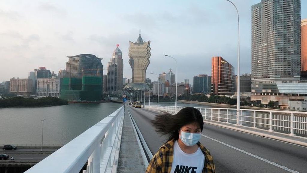 Una joven utiliza mascarilla en la región de Macao