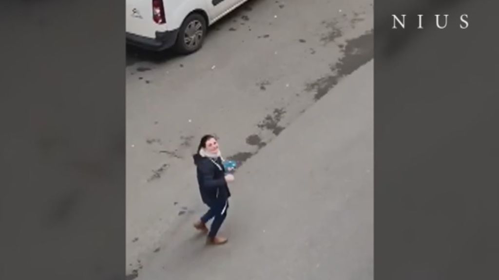 Una limpiadora termina su jornada laboral y anima al vecindario bailando en la calle
