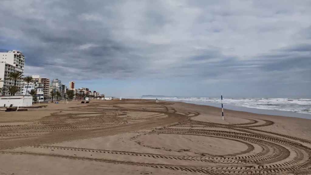 La playa de Gandía desierta en el primer día de vacaciones de Semana Santa La playa de Gandía desierta en el primer día de vacaciones de Semana Santa