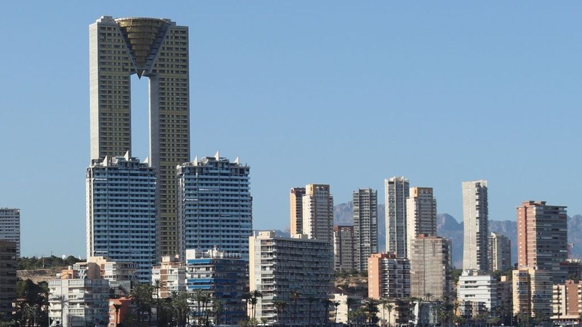 Benidorm, la ciudad vertical, desinfecta más de 3.500 ascensores para evitar contagios