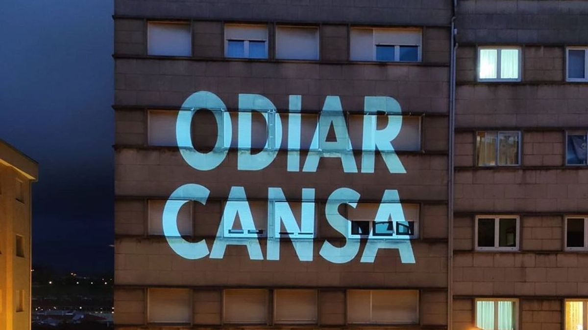 Escolaunitaria, de trolear con frases en Santiago de Compostela a convocar un macro vermú nacional el sábado