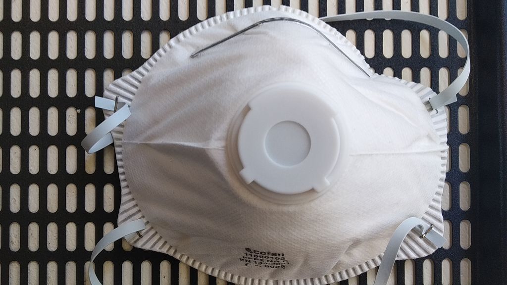 Una mascarilla en una bandeja de horno Una mascarilla en una bandeja de horno