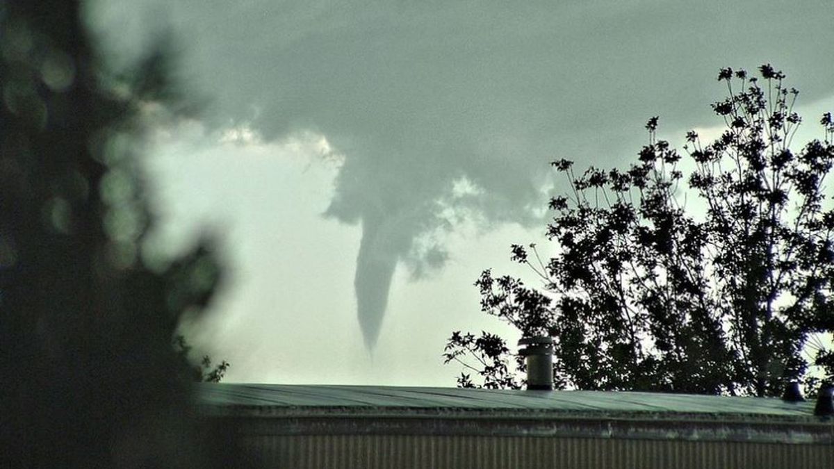 Tornado en Sevilla: una tuba sorprende en medio de la cuarentena