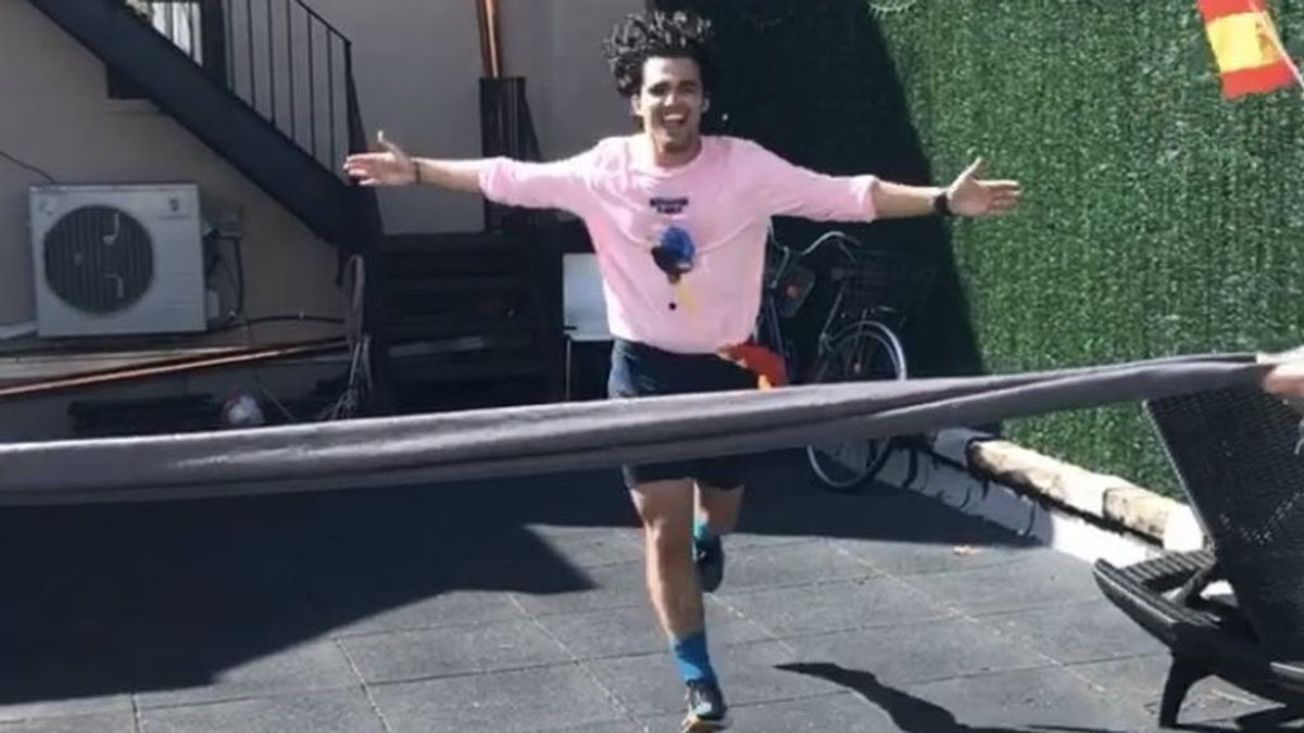 Un joven sevillano corre un maratón en el patio trasero de su casa de Nueva York
