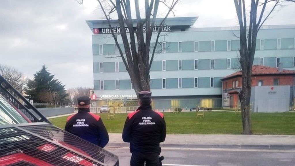 Policía Foral denuncia a una mujer en Pamplona por pasear un gato con correa Policía Foral denuncia a una mujer en Pamplona por pasear un gato con correa