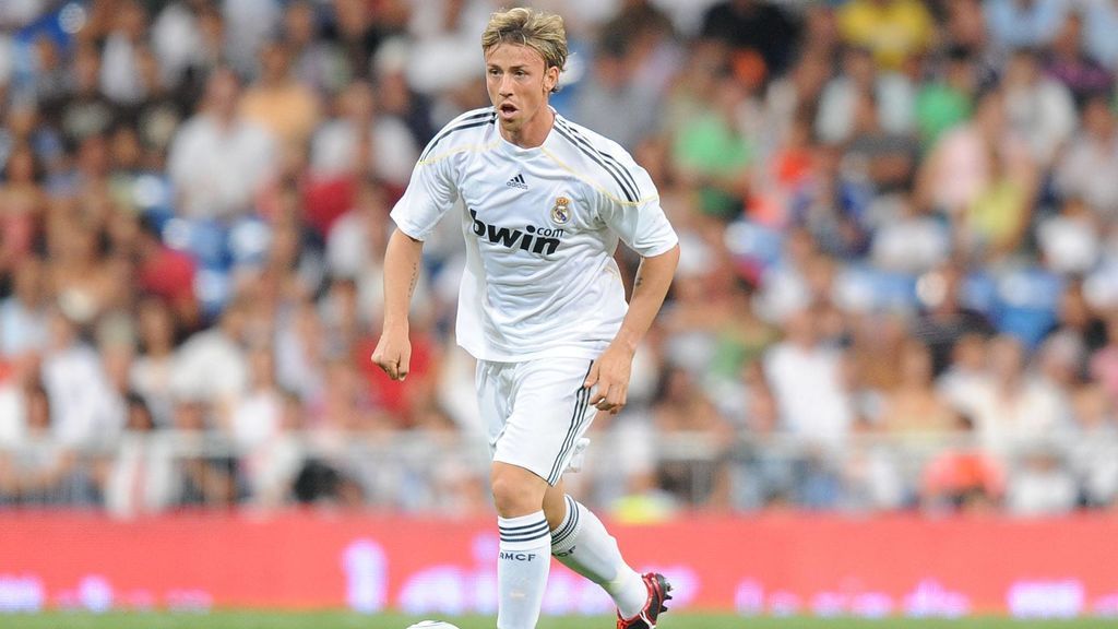 Guti jugando con la camiseta del Real Madrid