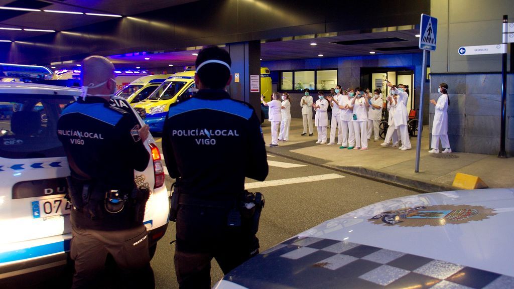 Un policía de Vigo duerme en el coche para no contagiar a su familia: “no quería arriesgar la salud de mis hijos” Un policía de Vigo duerme en el coche para no contagiar a su familia: “no quería arriesgar la salud de mis hijos”