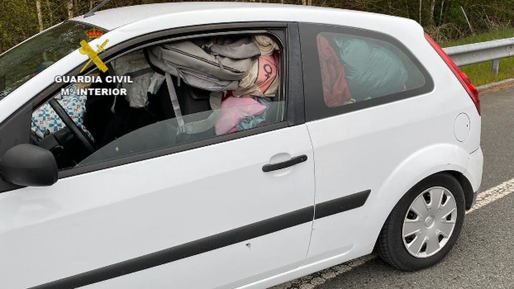 Denunciada una conductora en la A-6 por llenar todo el interior del vehículo de maletas y bolsas Denunciada una conductora en la A-6 por llenar todo el interior del vehículo de maletas y bolsas