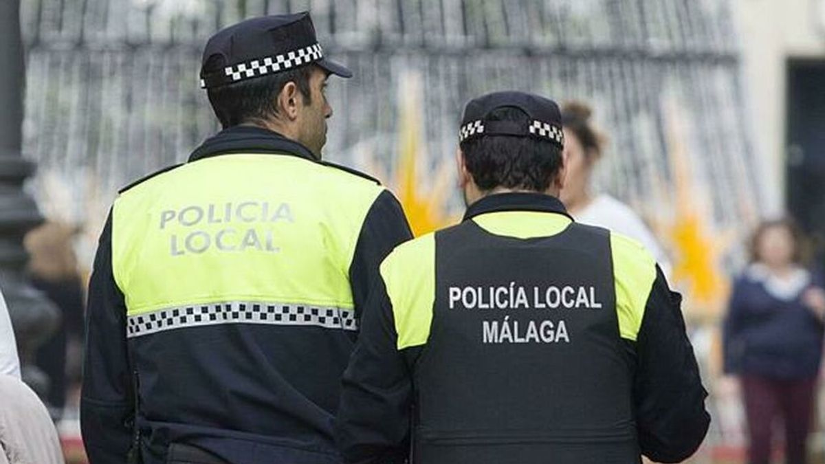 Policías locales de Málaga asisten a una pareja de ancianos y terminan haciéndoles la compra