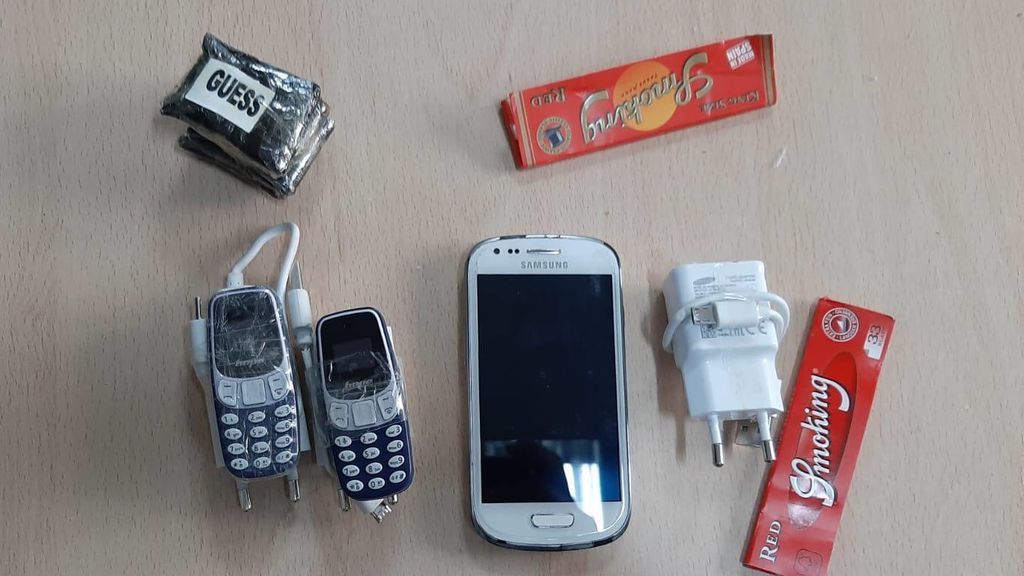 Tres teléfonos móviles y 70 gramos de hachís:  el tesoro que un joven lanzó al interior de la cárcel de Tenerife