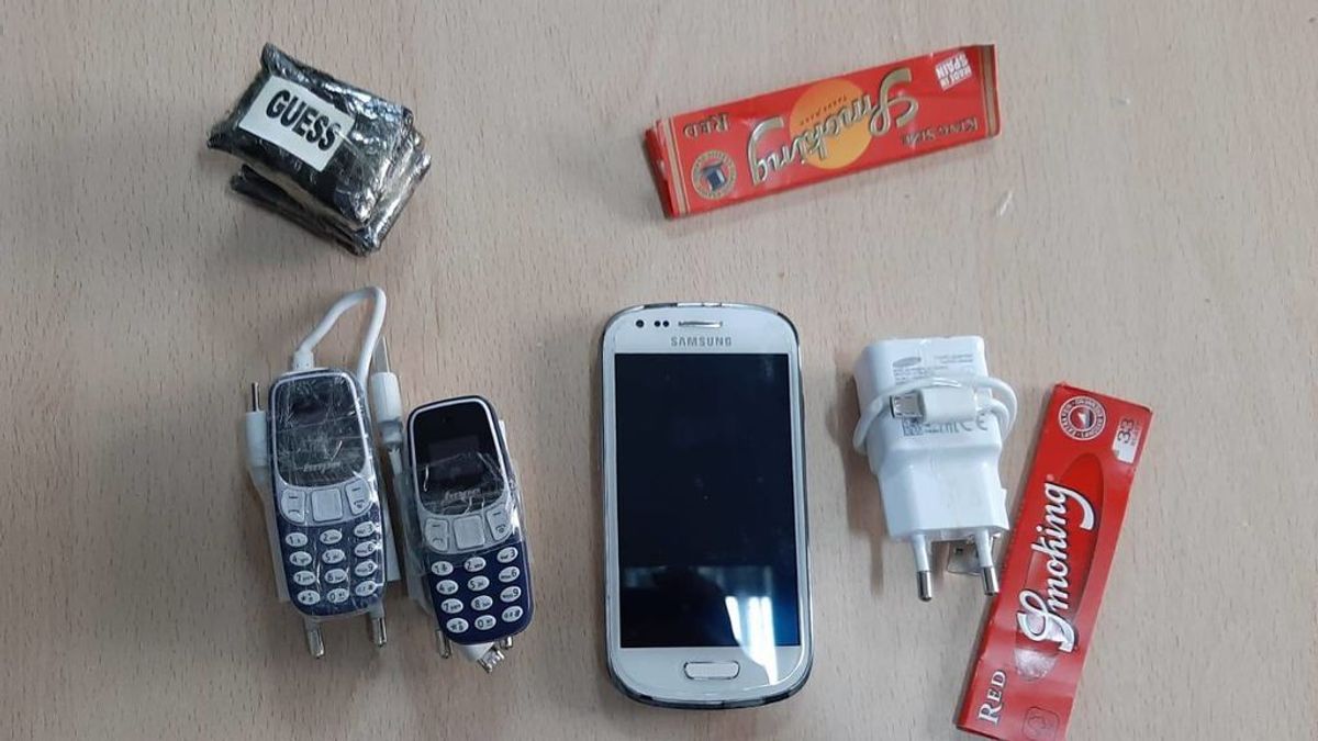 Tres teléfonos móviles y 70 gramos de hachís:  el tesoro que un joven lanzó al interior de la cárcel de Tenerife
