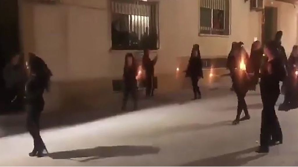 Un grupo de mujeres incumple el confinamiento para simular una procesión en Jaén