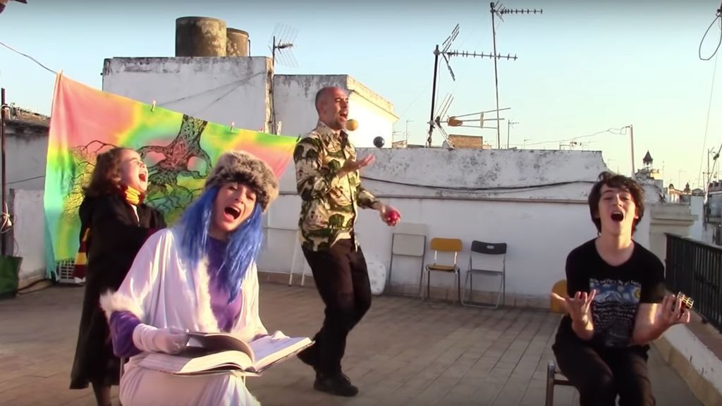 En una azotea y a ritmo de Queen: el encierro con arte de una familia sevillana