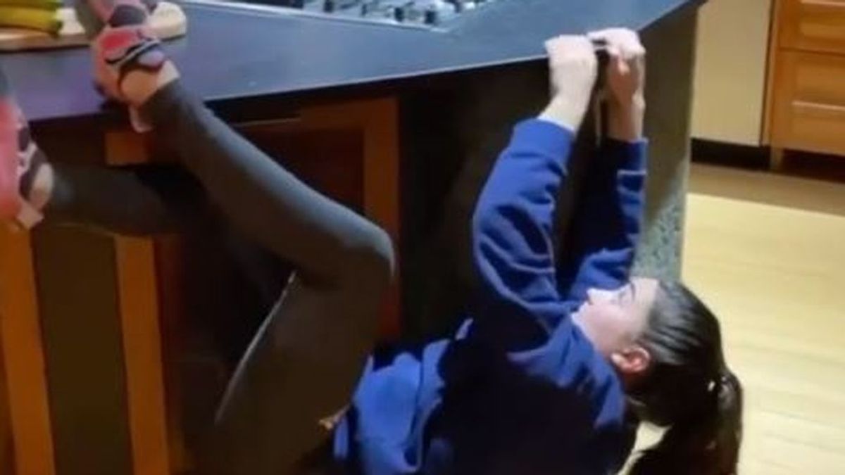 Una escaladora entrena subida a los muebles de su cocina