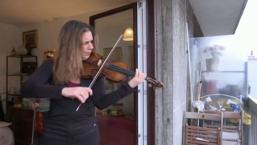 Una violinista parisina anima a sus vecinos con música clásica durante la cuarentena