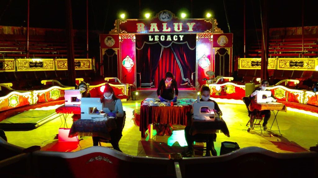 De circo a 'fábrica' de mascarillas: los artistas del Circo Raluy cosen material sanitario para Reus De circo a 'fábrica' de mascarillas: los artistas del Circo Raluy cosen material sanitario para Reus