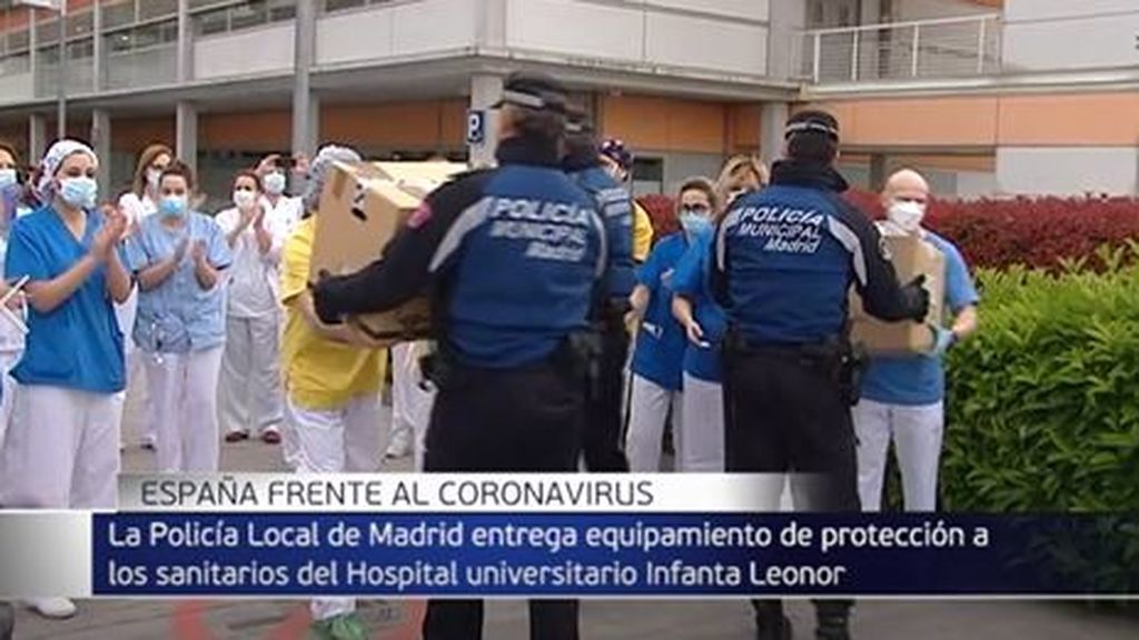 Los sanitarios del Hospital Infanta Leonor aplauden a los policías que les entregan material de protección contra el coronavirus