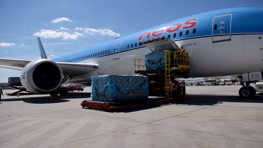 Llega un primer avión a Madrid desde China con 2,5 millones de mascarillas Llega un primer avión a Madrid desde China con 2,5 millones de mascarillas