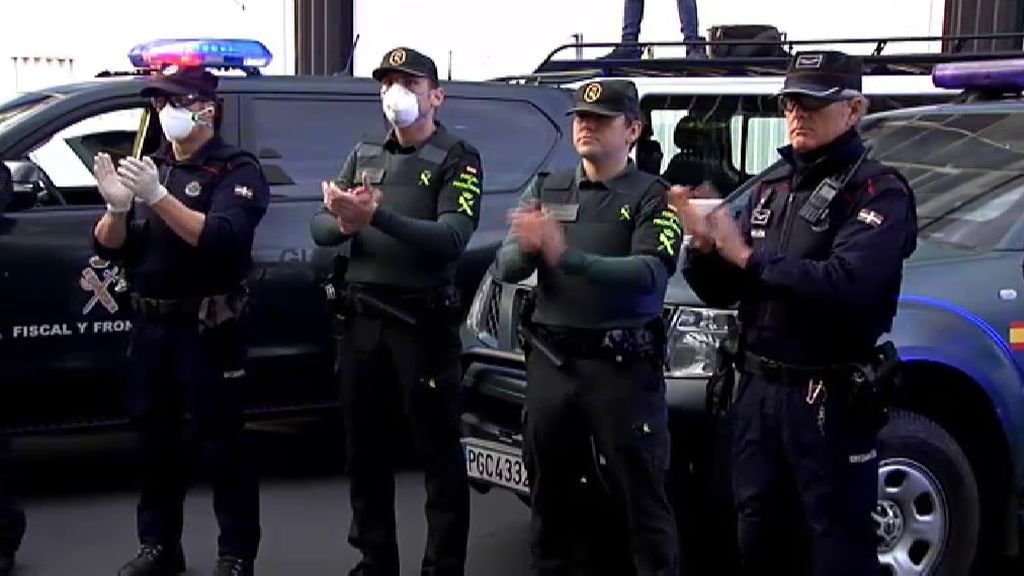 Sanitarios, bomberos y cuerpos policiales rinden homenaje a la auxiliar de enfermería fallecida en Bilbao