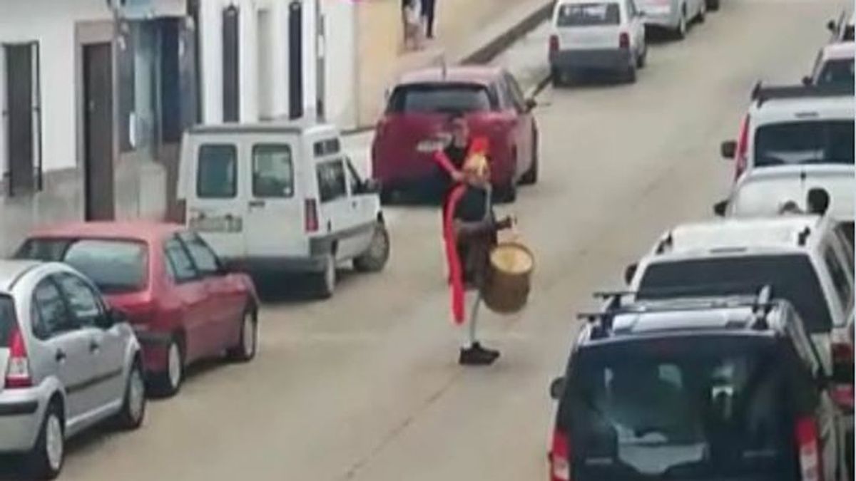 Denunciado en Montilla por disfrazarse de romano y tocar el tambor en la calle