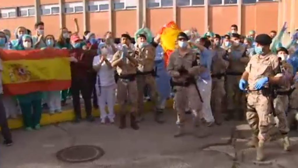 Hermanamiento entre militares y sanitarios a las puertas del hospital Severo Ochoa de Leganés