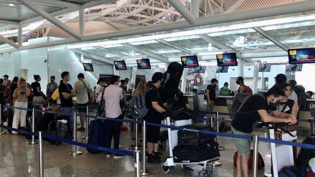 Llegan a Madrid los 200 turistas españoles repatriados desde India Llegan a Madrid los 200 turistas españoles repatriados desde India