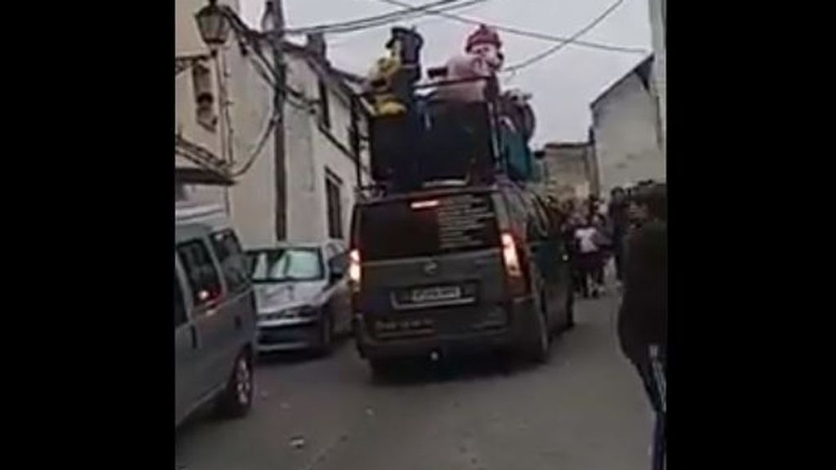 Un pueblo de Jaén organiza una fiesta en plena calle saltándose la cuarentena