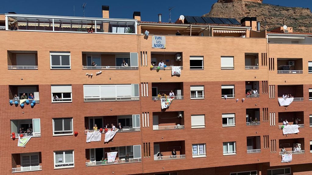 Los vecinos de la pareja decoraron sus balcones para la ocasión.