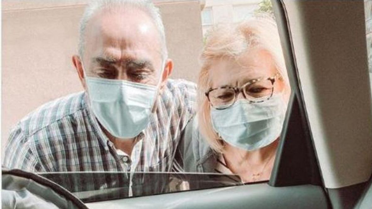 Nacer en pandemia: unos abuelos conocen a su nieta a través de una ventanilla
