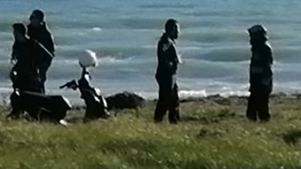 Una de las motos interceptada en la playa