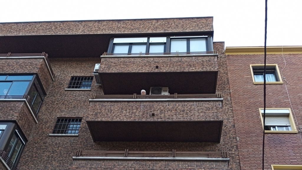 Una anciana asomada al balc�ón