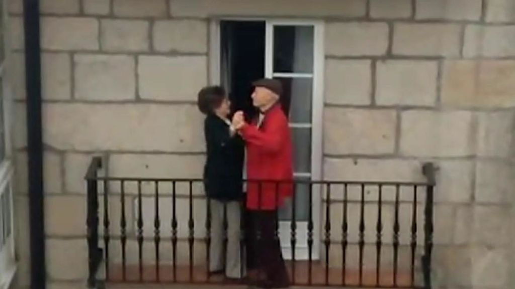 Una pareja de Pontevedra celebra sus bodas de oro en el balcón